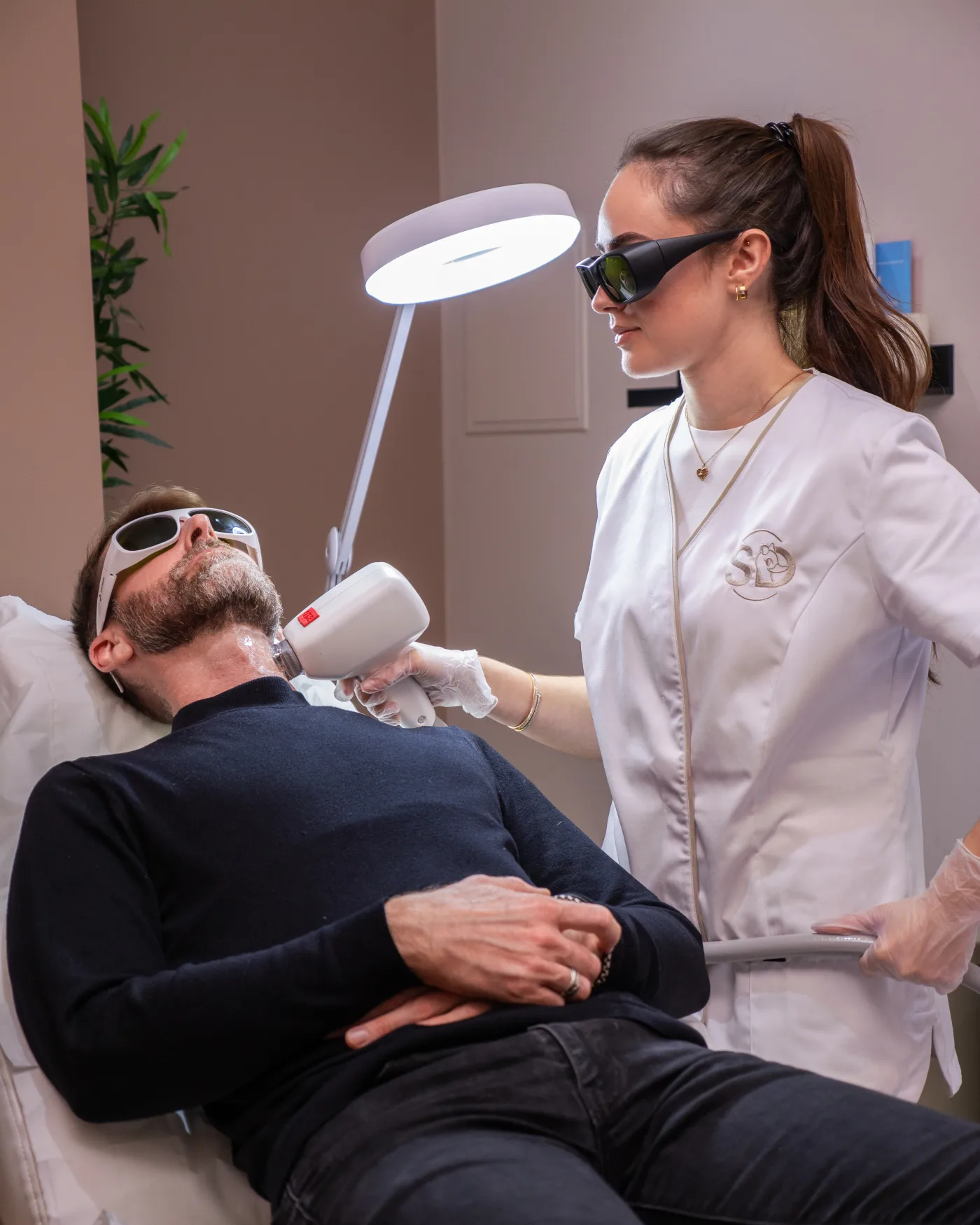 Praticienne smartduck réalisant une séance d'épilation laser sur un homme, dans un centre smartduck