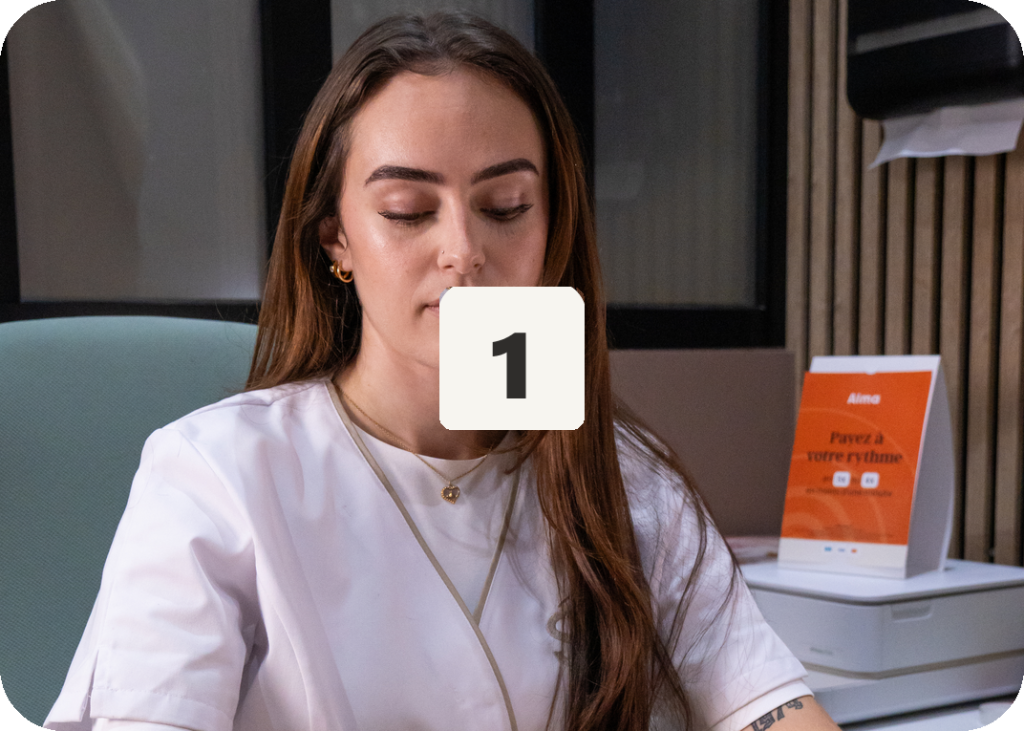 Praticienne smartduck qui remplit une fiche à son bureau, dans un centre