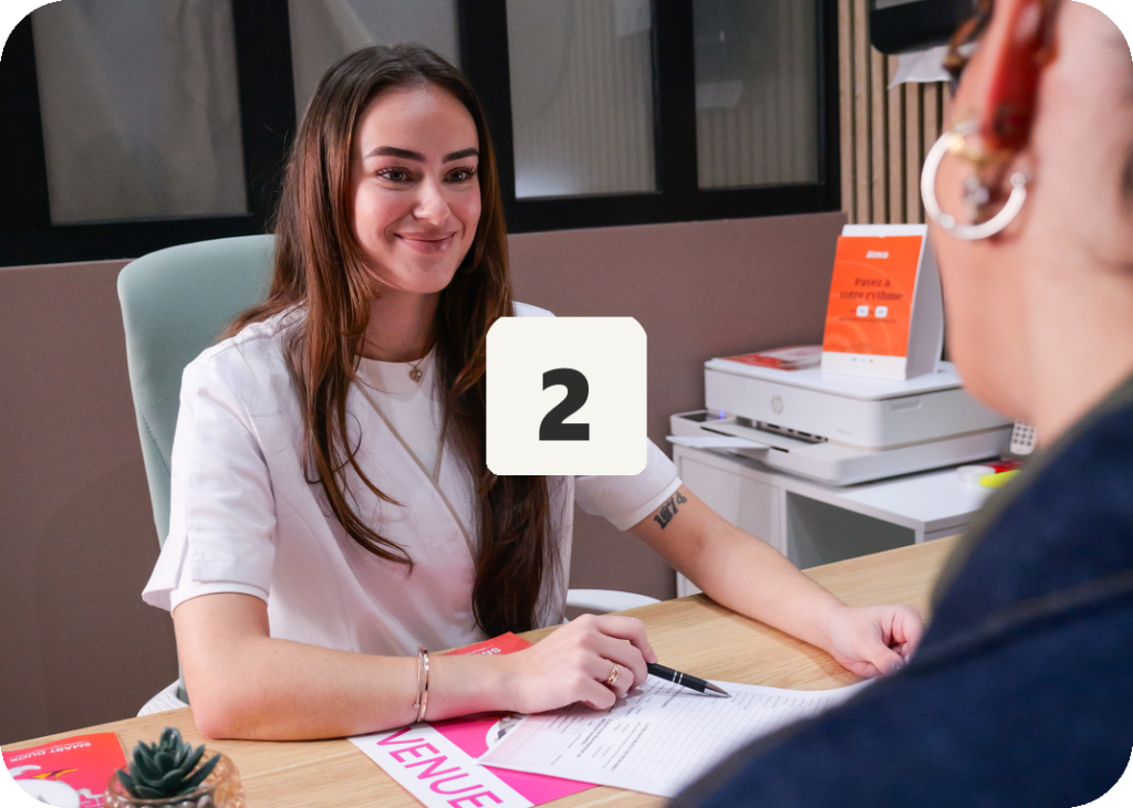 Hôtesse smartduck qui accueille une cliente au comptoir d'un centre