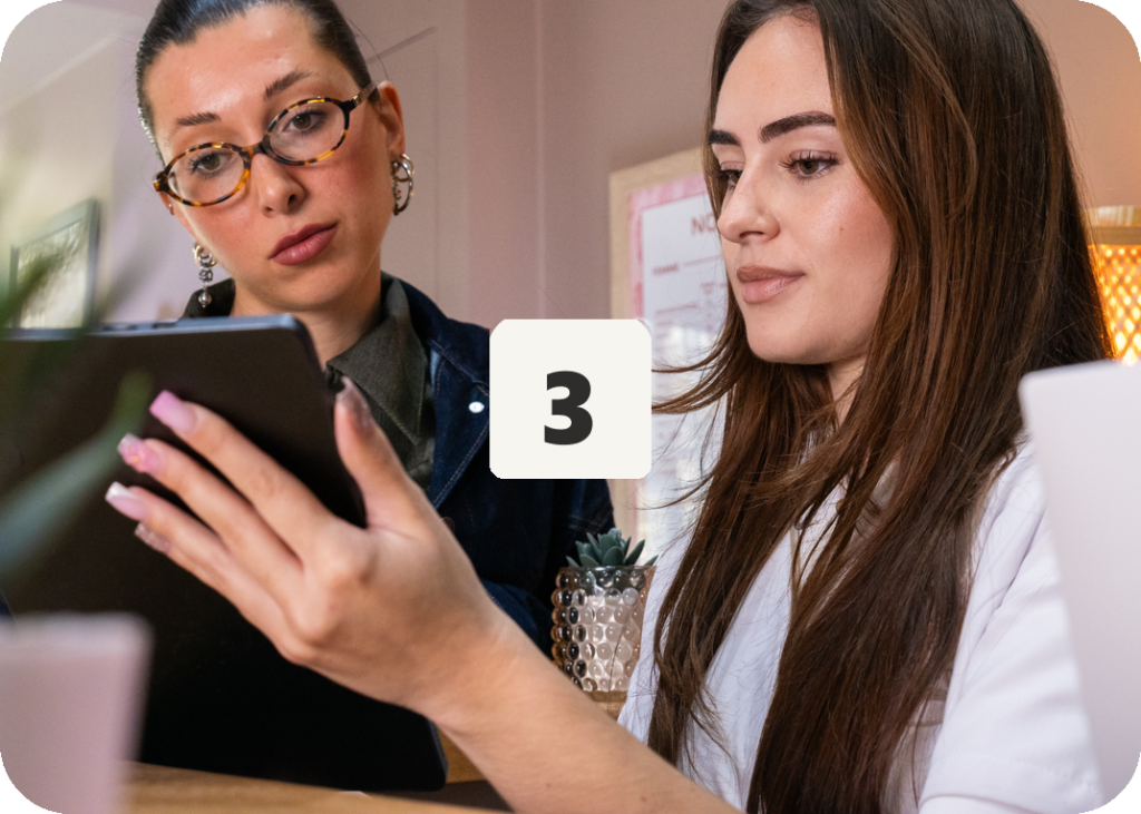 Praticienne smartduck qui présente un plan personnalisé sur une tablette à une cliente